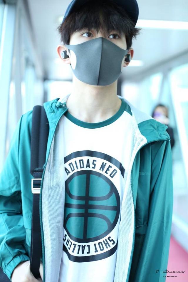 易烊千玺薄荷小王子,锁骨喉结若隐若现超性感