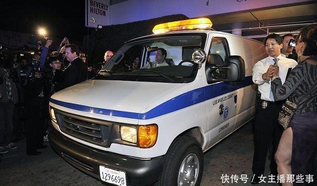 湖北黄冈某县 精神病人持刀劫车沿路狂奔 警察