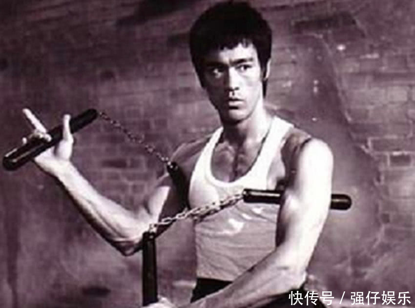 纵观世界武学发展史,有能打的,有自创武功的,有自创武学门派的,这样的人数不胜数,他们堪称是武学奇才。而将武术上升到哲学的高度,用哲学思想阐述武术,却是凤毛麟角,李小龙就是其中一个。巴西柔术之神曾经认为,李小龙、阿里和泰森是三位搏击史上最伟大的格斗家。 美国自由搏击始祖乔刘易斯评价李小龙说:李小龙是一位最好的老师,他的哲学与武功水平是举世无双的。李小龙最有名气的武术发明是截拳道,这门武术是将中国道教思想融入到实战格斗中,具有很高的哲学思想。李小龙创造截拳道的时候,年仅27岁,让很多世界武术大师都汗颜