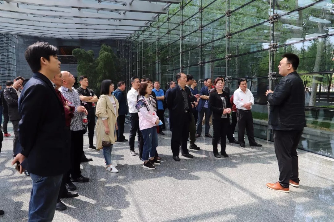 大钟寺股份社组织干部到五棵松华熙集团、融科资讯中心参观学习