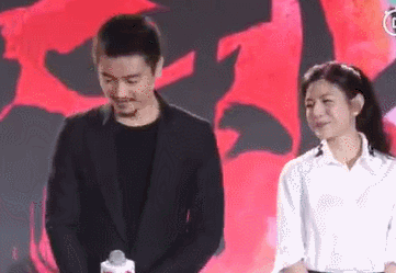 阿娇赖弘国互动少，李小璐贾乃亮同台显尴尬，明星也是塑料爱情