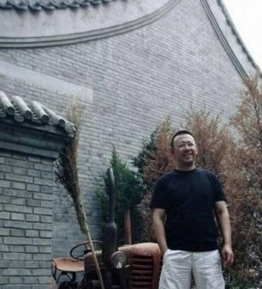 导演的家不一般：冯小刚仅挂饰就价值千万，而他的四合院更是壕气