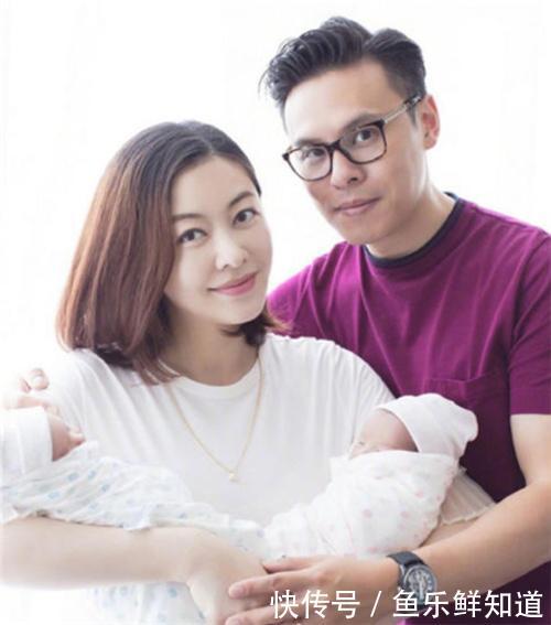 熊黛林圣诞晒双胞胎女儿,姐妹俩颜值差距太大