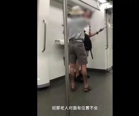 车里有空位老人硬要女生让座 男子相劝被骂：是规定