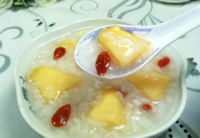 哈密瓜怎么切成小块儿 t01ebac28f3b34f0732.jpg