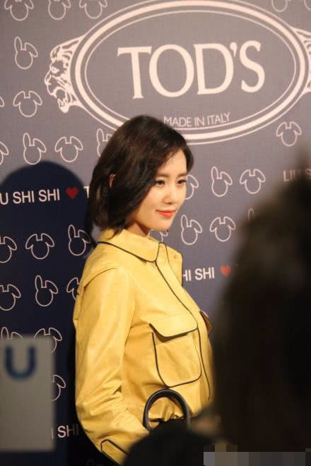 吴奇隆陪刘诗诗出席活动画面超甜,举手投足间