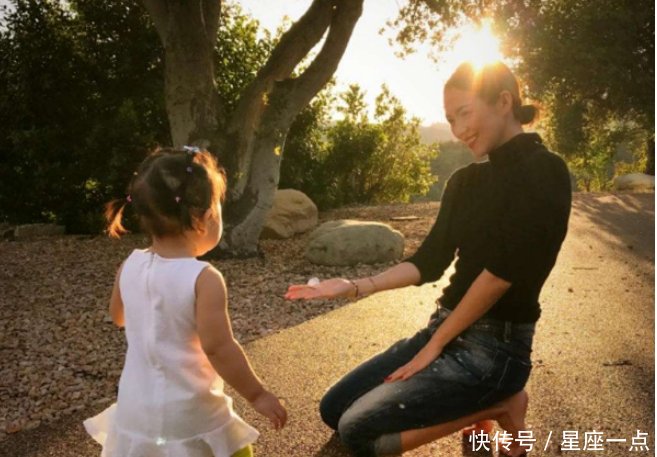 表情章越来越像女儿了,带国际同游美国,a表情表冰与火之歌慈母包图片