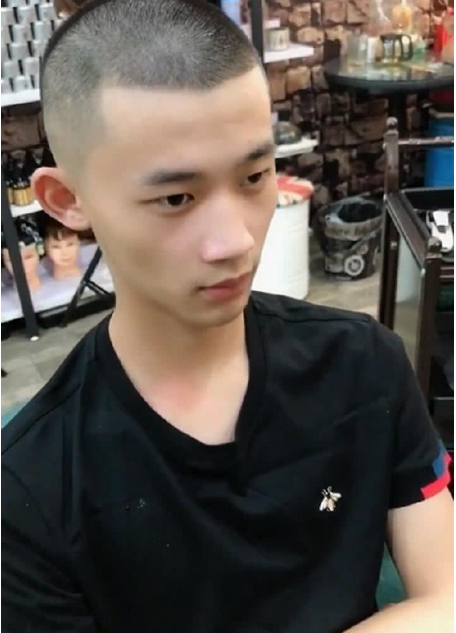 小伙失恋了去换发型,被发型师剃了个寸头,没想