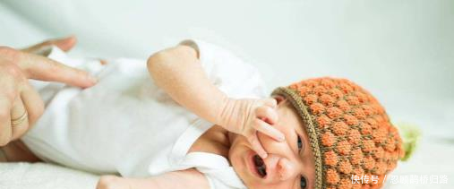 一月睡、二月哭 娃的发育规律你知道吗