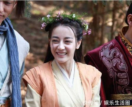 最美花环女星,迪丽热巴甜美,赵丽颖温暖,刘亦菲