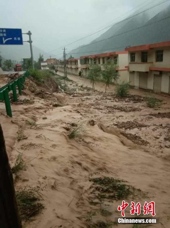 甘肃宕昌突降暴雨冰雹 路面被\＂染白\＂