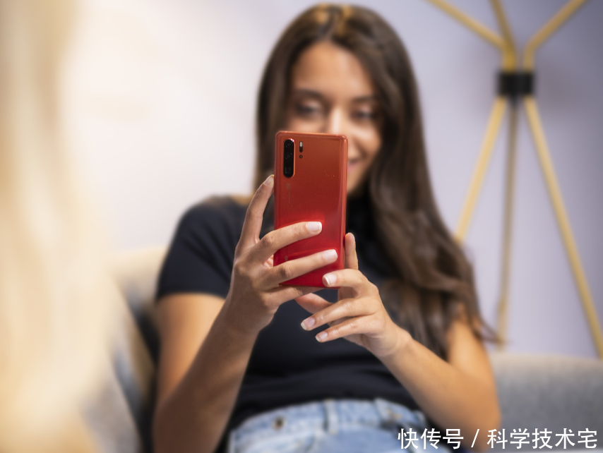 华为手机IP68防水只是噱头,掉进水里机器无法