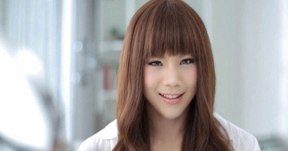 蜂腰女孩夸张身材惊呆众人图片