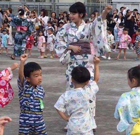 日本女幼师穿和服教小朋友跳舞, 网友: 好想去上