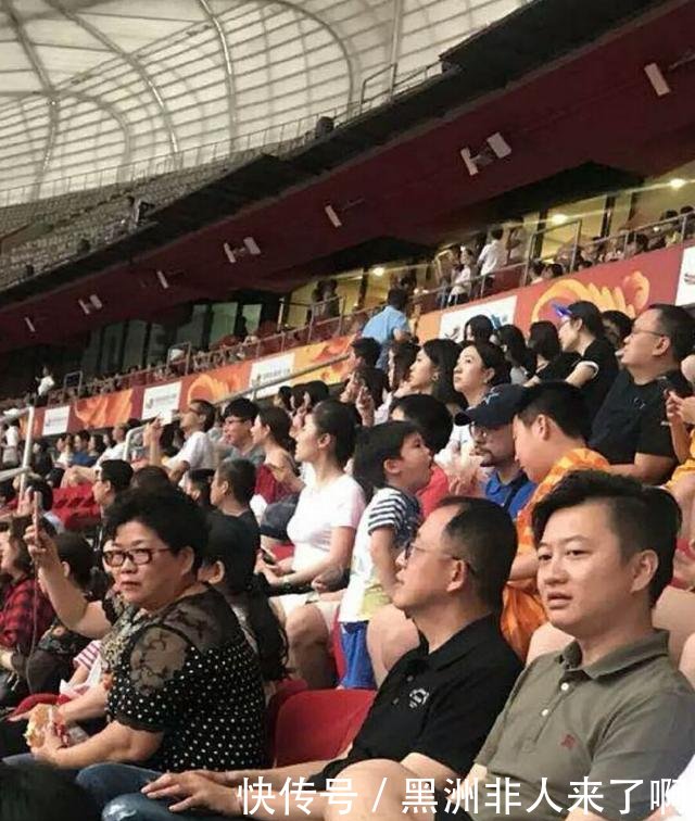 蔡徐坤杨超越因一场演唱会同框,华晨宇也在,网