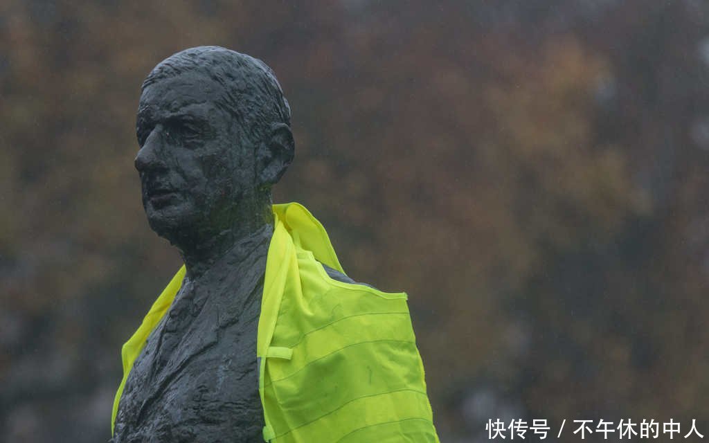 法国黄背心运动致10年来最严重骚乱 考虑实