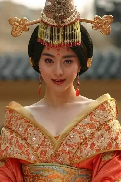 一字肩服饰是现代装专属?这些女星穿上古装一