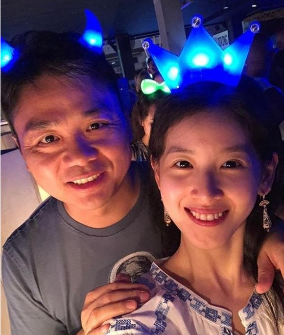 刘强东晒18岁照片章泽天神回复,晒购物清单意