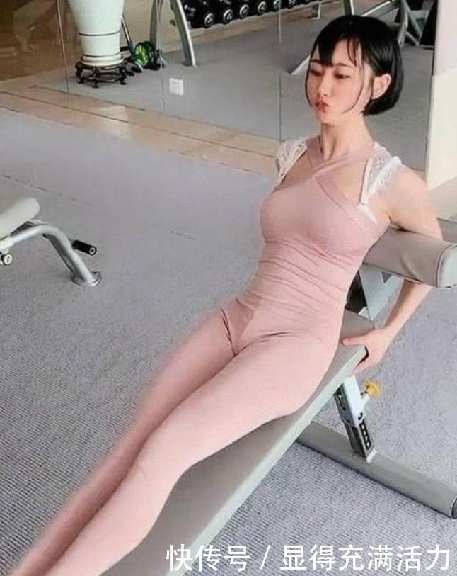 健身美女穿上连体裤锻炼,动作标准,散发无限魅力 新太阳城官网