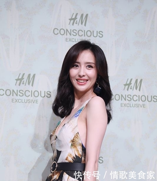 原以为佟丽娅的裙子很保守,当她转身的瞬间,只怪我们太年轻 申搏官网2017