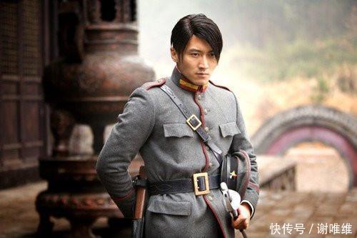 霍汶希晒谢霆锋弹吉他帅照 穿皮衣扎小辫酷到