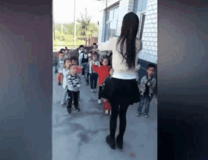 广东90后女孩穿成这样上舞蹈课 网友: 考虑过