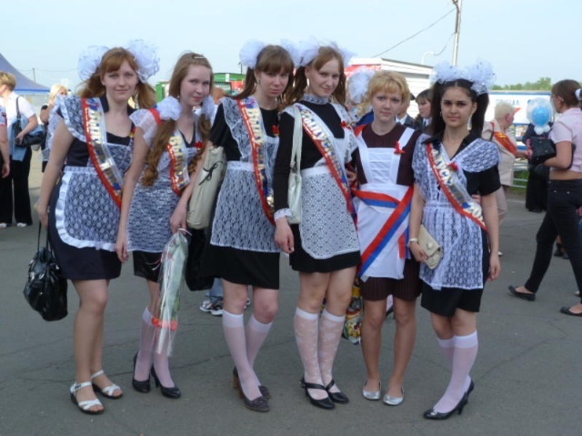 日本校服弱爆了 前苏联的女生校服是女仆装?