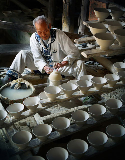 "这种精神在江西景德镇的陶瓷手艺人中代代相传. 万建明/摄