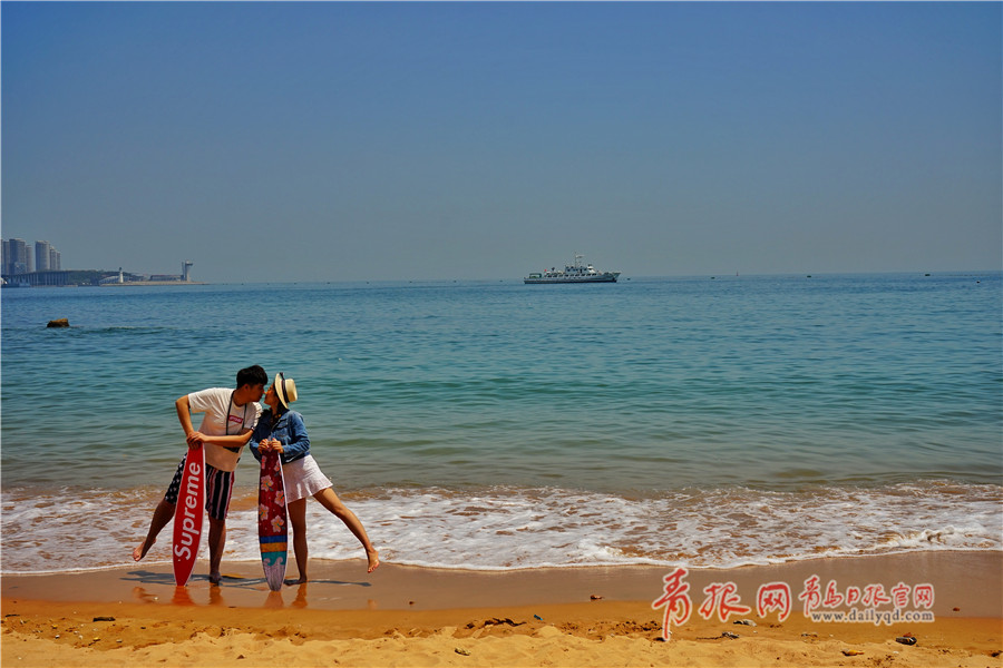 青岛海边开启初夏\＂浪漫季\＂