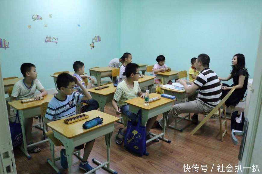 家长反映孩子校外补课费占用家庭一半收入,补