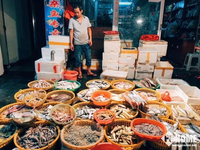 八市的市场里有菜,有肉,有海鲜,有水果,各种各样的都有,非常丰富,价格