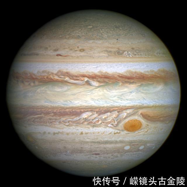 木星绽放绚丽极光，就像欢迎NASA朱诺号探测器的造访