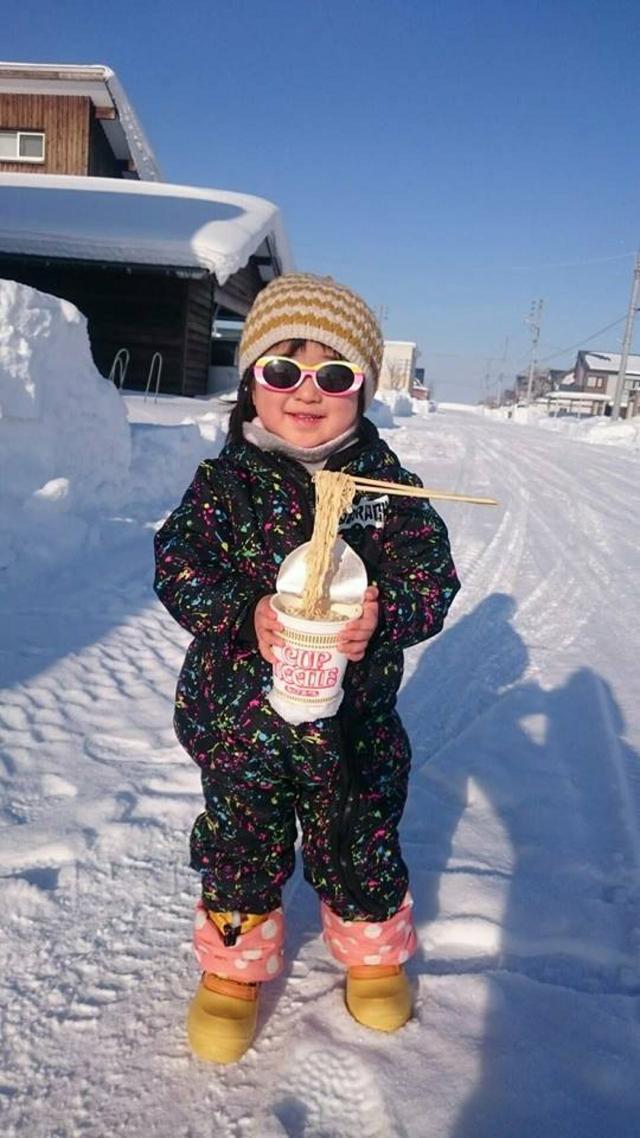 零下22°C ！日本网友制做杯面“食物模型” 面条被凌空夹起