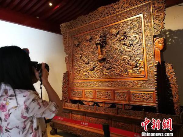 图为青海永录民俗博物馆内珍藏的大型屏风.张添福摄
