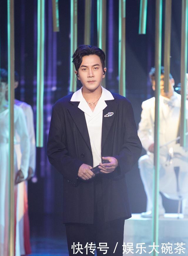 刘恺威重回跨界歌王,西装穿出温暖儒雅气质,笑