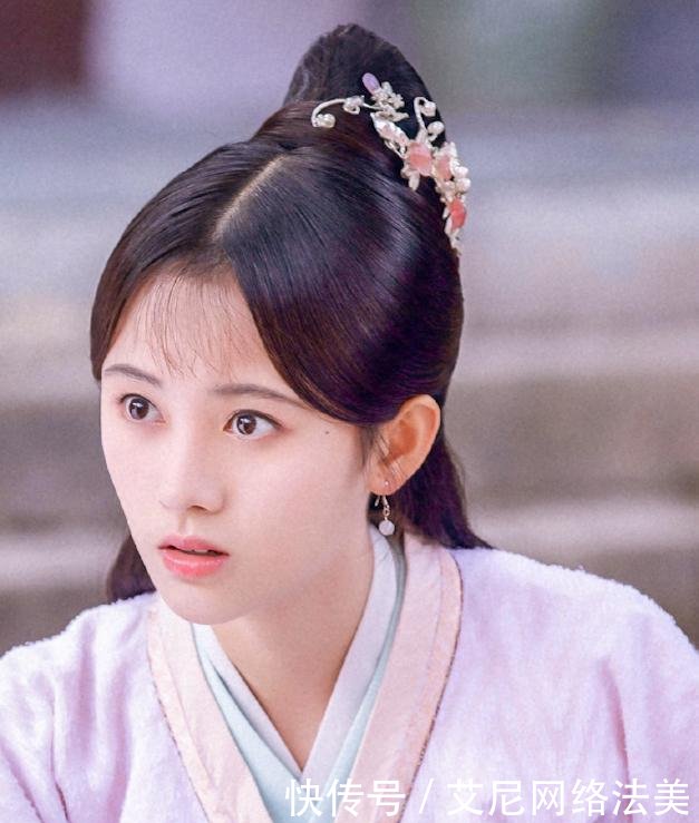 身高159的鞠婧祎撞上162的吴昕, 差距太明显,