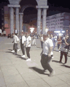 哥们,你这舞步跳得比广场舞大妈好!