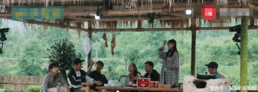 何炅向黄磊提到蔡徐坤, 又想起王迅, 露出两种表