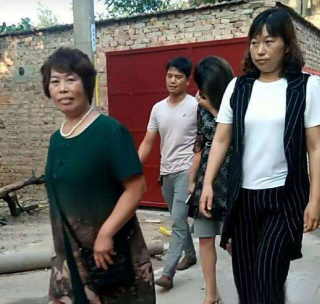 大衣哥给儿媳100万在家装空调,邻居乘凉借钱赖