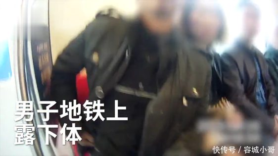 中年男子地铁上做恶心动作, 两美女大学生合力