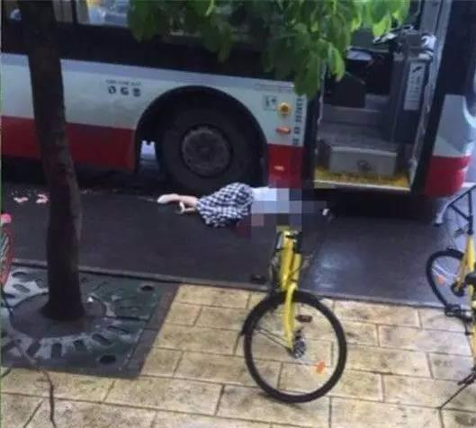 女子穿高跟鞋追公交,摔倒后遭公交碾压身亡