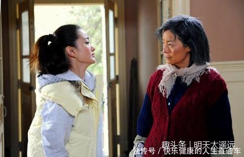 出嫁后我每年给养父母生活费,搬家后在楼道看