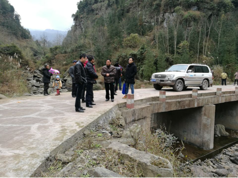 省水利厅组织专家来马边通过实地考察研究青龙水库坝型