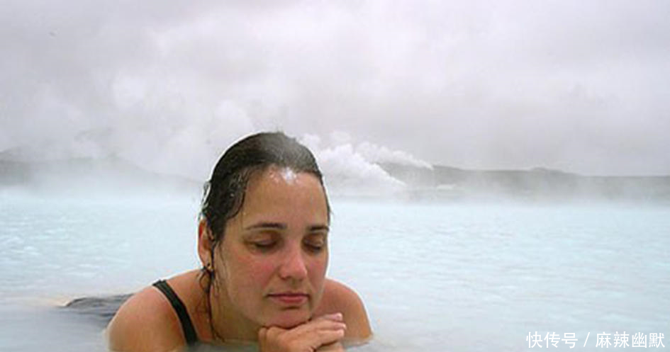 冰岛温泉，被众多美女占领，竟往脸上涂泥浆场面太费解!