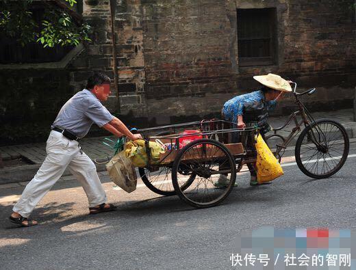 老汉拉车遇热心小伙帮忙，一刻钟后老汉选择报警，小伙却感激涕零