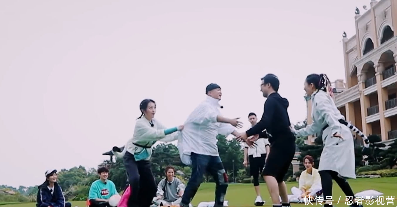 章子怡玩游戏环节不慎摔倒,有谁注意汪峰下意