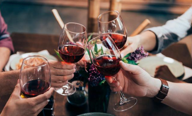 丈夫嫌她胖离婚,一年后酒会遇前夫,惊艳全场!