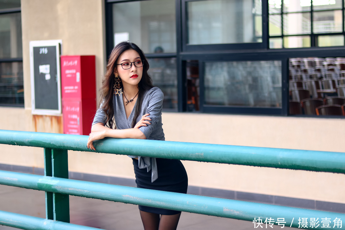 人像摄影:大学里的性感英语老师