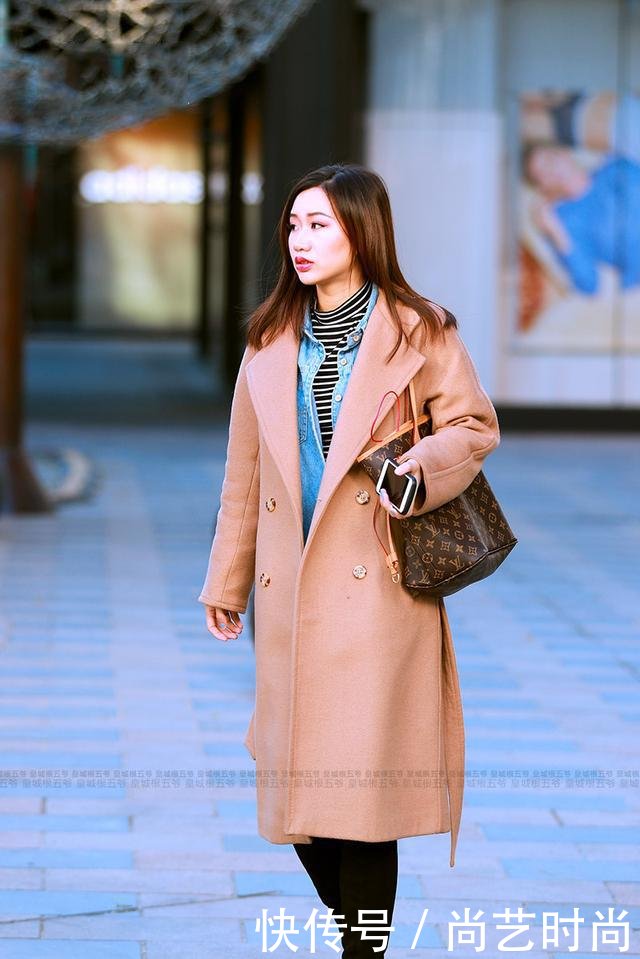 街拍长款米黄色大衣,搭配黑色连衣裙,让美女变