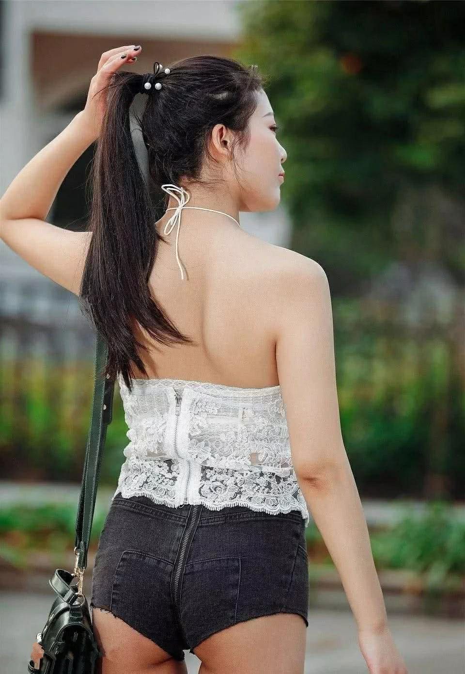 甜美小姐姐吊带蕾丝装迷人,短裤穿搭尽显翘臀